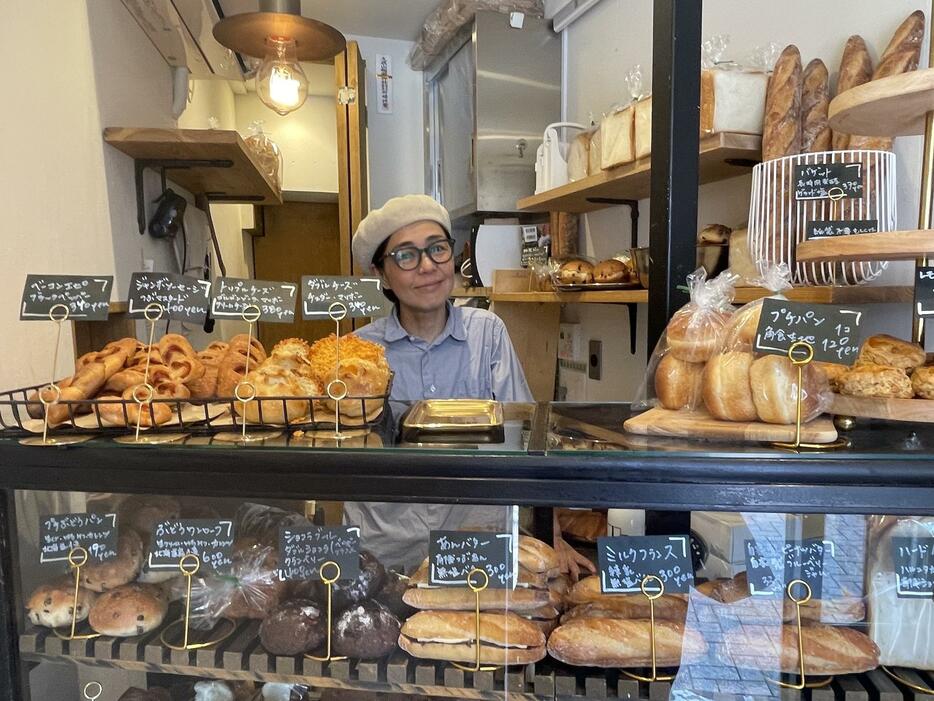 120㎝×33㎝のショーケースでいっぱいになる小さな売り場で接客をする店主の宇津木郁美さん