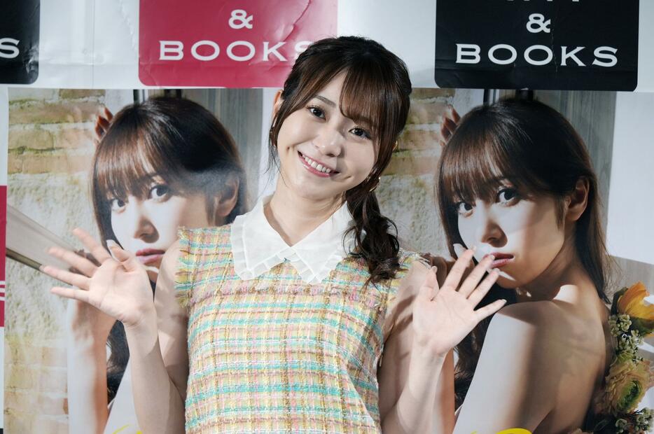 写真集「かとゆり1st写真集 Lucky DUCK」の発売記念イベントに登場したかとゆりさん