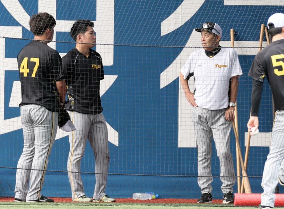 　（左から）桐敷と石井に話をする岡田監督（撮影・田中太一）