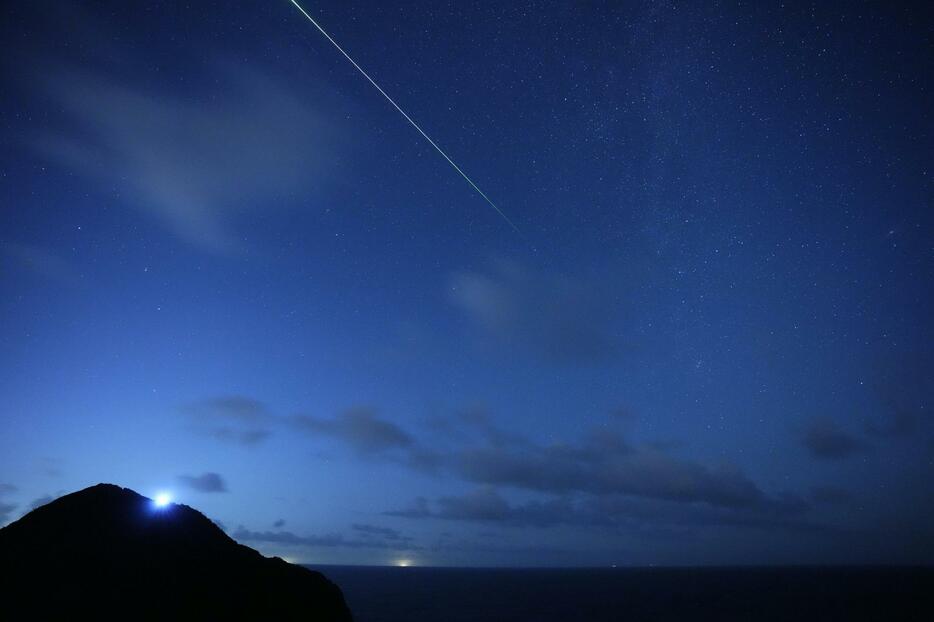 「ペルセウス座流星群」が出現のピークを迎え、山口県長門市の川尻岬で見られた流れ星＝12日午後10時12分（8秒露光）