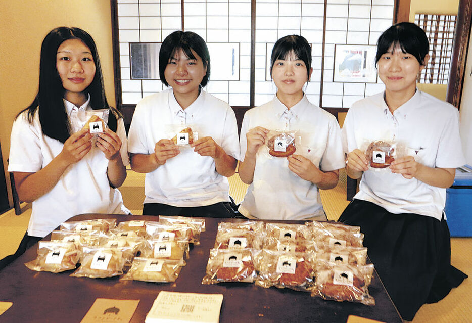 能登の食材を使ったドーナツとスコーン＝２４日、金沢市安江町