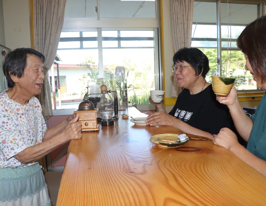 オアシスいつせで、荻野さん自慢のコーヒーを飲みながら、世間話に花を咲かせる住民たち＝兵庫県丹波市市島町上竹田で