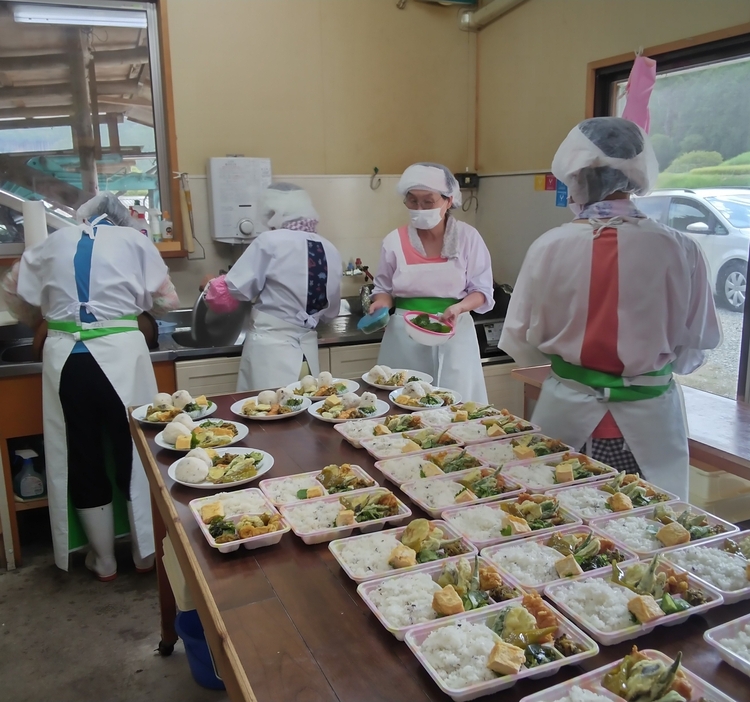 地域の高齢者たちに届ける弁当づくりに精を出す「ぽんぽ好」のメンバーたち＝兵庫県丹波市市島町上鴨阪で