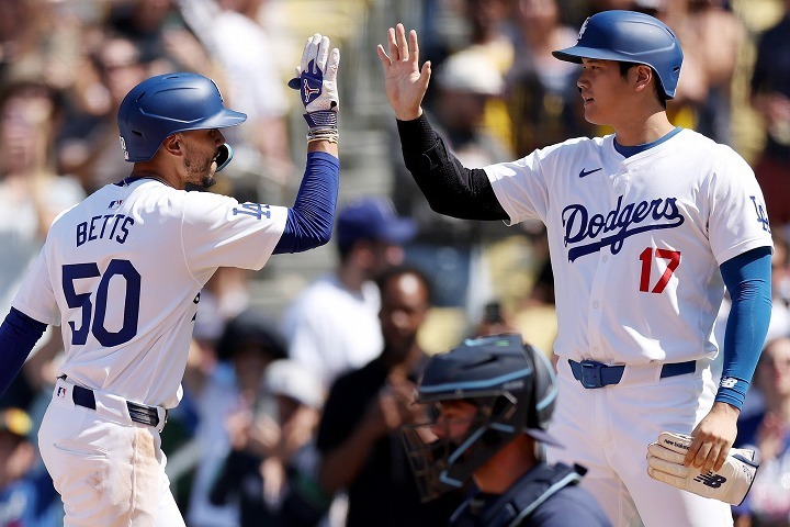 ドジャース強力打線の一端を担うベッツ（左）と大谷（右）。(C)Getty Images