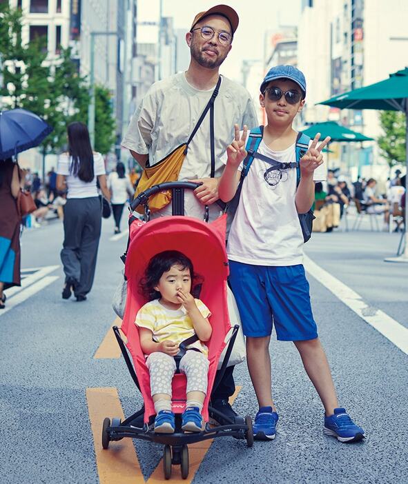 キャップ＝グリーン　Tシャツ＝ムジラボ　バッグ＝ダントン　