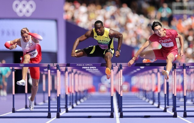 男子100ｍハードルに出場した徐 卓一選手（写真右）写真：ゲッティ