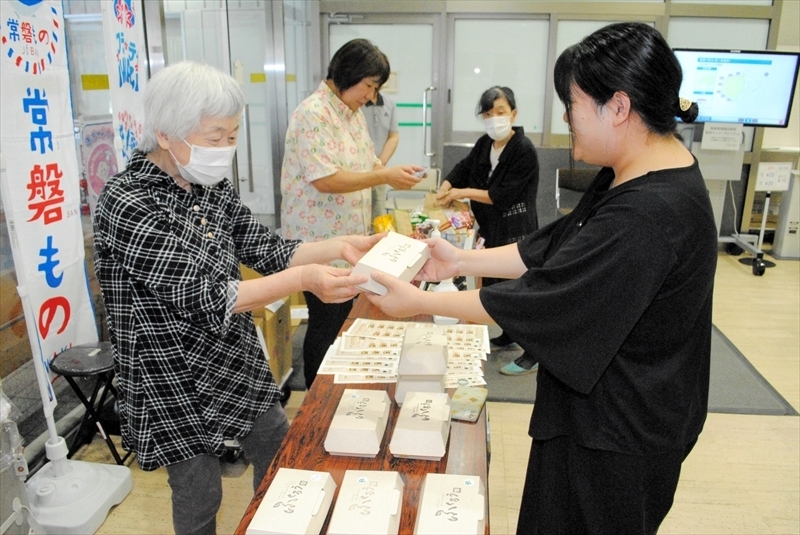 「おにぎらずランチＢＯＸ」を販売するカフェの関係者（左）