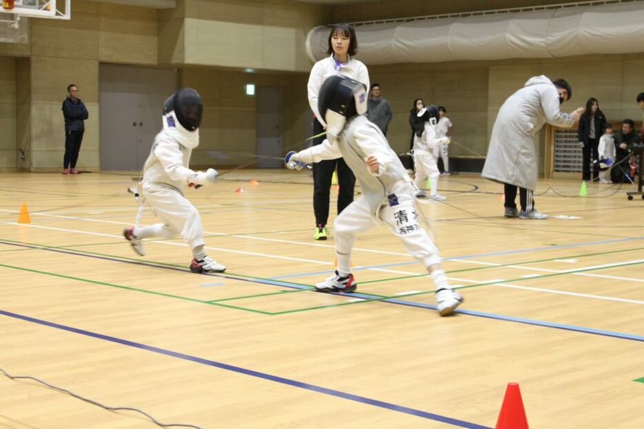 子どもたちがフェンシングを行うようす（近藤さん提供）