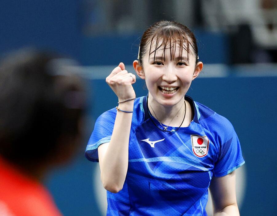 女子シングルス準々決勝　ポイントを奪いガッツポーズする早田ひな＝パリ（共同）