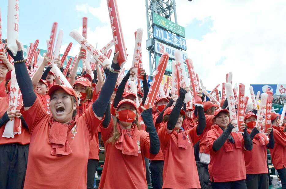 神村学園の先制点に沸く三塁側アルプススタンド＝１０日、兵庫県西宮市の甲子園球場