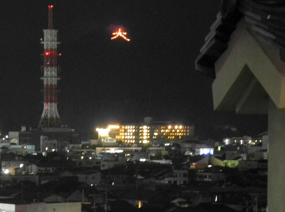 くっきりと浮かぶ大の火文字（福知山城から）