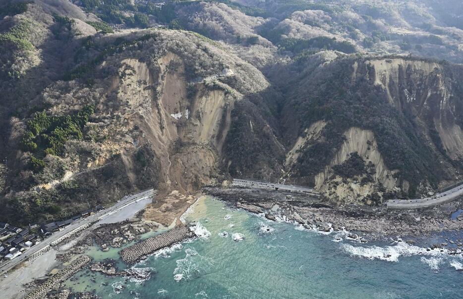 能登半島地震による土砂崩れで寸断された石川県珠洲市の国道249号＝1月