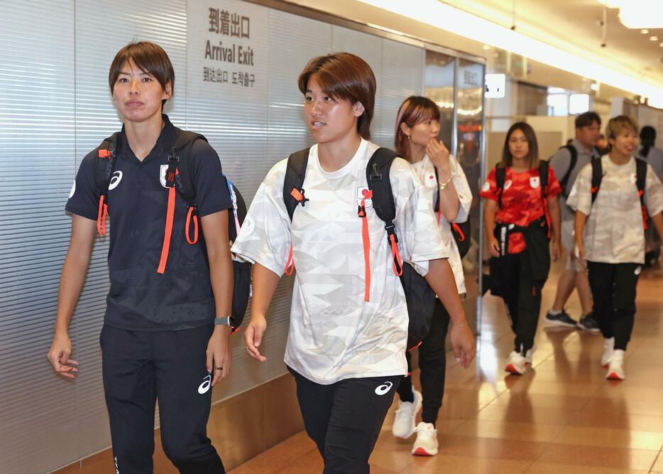 パリ五輪を終え、帰国した（左から）熊谷、高橋らサッカー女子日本代表＝5日、羽田空港