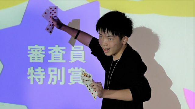 授賞式でマジックを披露した中学生マジシャン大志さん