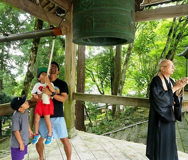 平和を願い、子どもたちも鐘を突いた（6日午前8時20分ごろ、長安寺で）