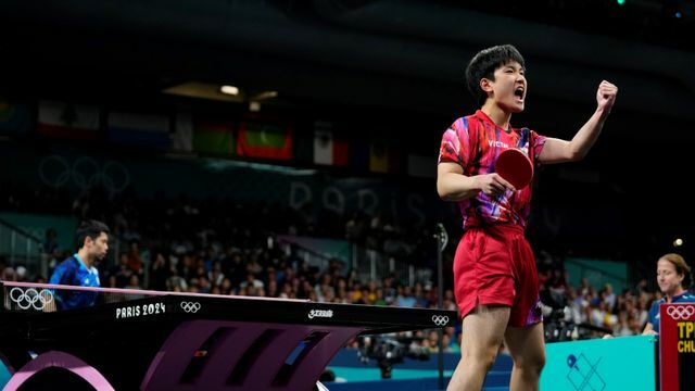 準決勝進出した卓球男子団体の張本智和選手(写真：AP/アフロ)