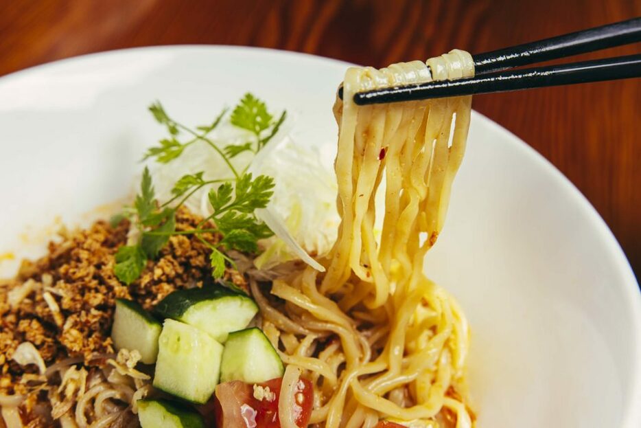 ゴマ味噌だれとの絡みがいい平打ち麺