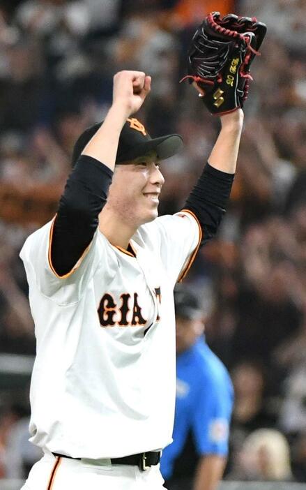 　５安打完封で８勝目を挙げ、ガッツポーズする戸郷（撮影・佐藤厚）