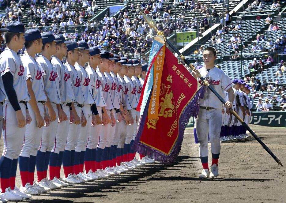 優勝旗を手にする京都国際の藤本主将＝23日、甲子園球場（代表撮影）