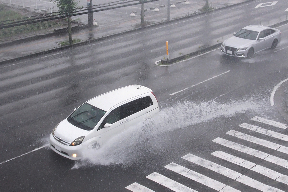 ここ最近は異常気象による突然のゲリラ豪雨や雹害によるクルマへの被害が多い。この記事では、もしも出先でゲリラ豪雨や雹害などに遭遇した際の回避方法を5つ紹介している。