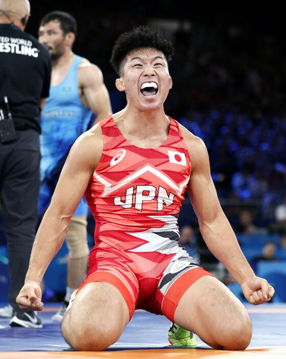 パリ五輪のレスリング男子グレコローマン77キロ級決勝でカザフスタン選手（奥）を破り、金メダルを獲得した日下尚＝7日、パリ（共同）