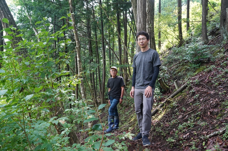 整備計画を練るため、山の中に分け入る山中さん（右）と村山さん＝兵庫県丹波篠山市市野々で