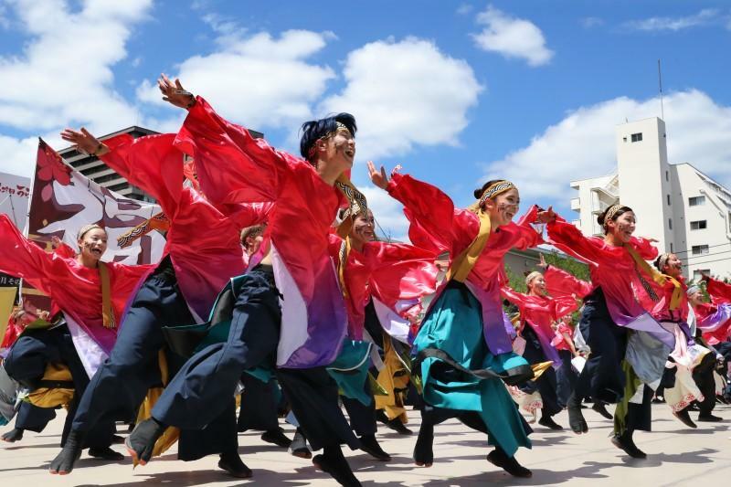 酷暑の空の下、エネルギッシュな踊りを披露する若者たち＝下石井公園