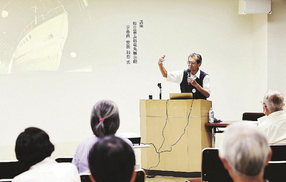 第五福竜丸や世界の核実験について話す安田和也さん（和歌山県串本町串本で）