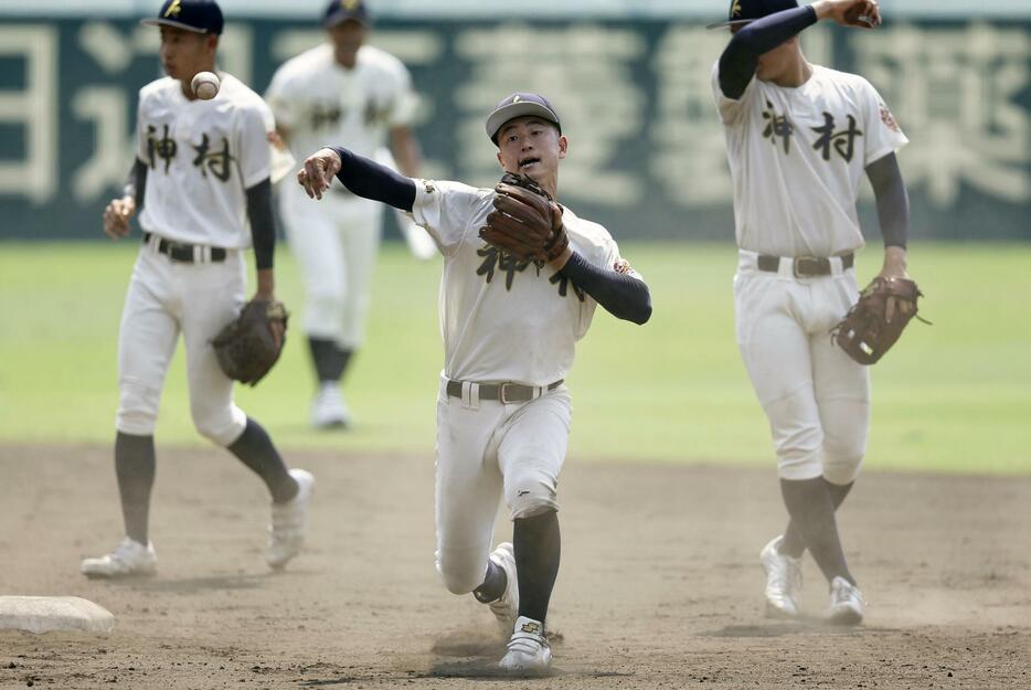 甲子園で守備練習する神村学園ナイン