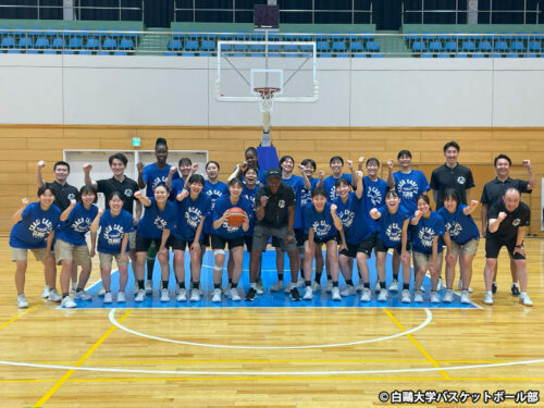 5年ぶりに日本でクリニックを開催したケイシー氏と白鷗大女子バスケ部［写真］＝白鷗大学バスケットボール部