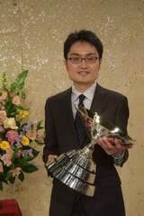 2020年度のNHK杯では斎藤慎太郎八段を破って優勝。棋戦優勝はほかに銀河戦優勝の計２回（写真はNHK杯のときのもの。撮影・渡部壮大）