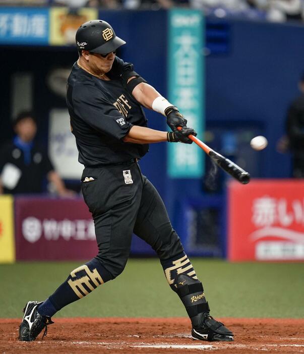 4回オリックス1死一、二塁、杉本が左越えに2打席連続本塁打となる3ランを放つ＝京セラドーム