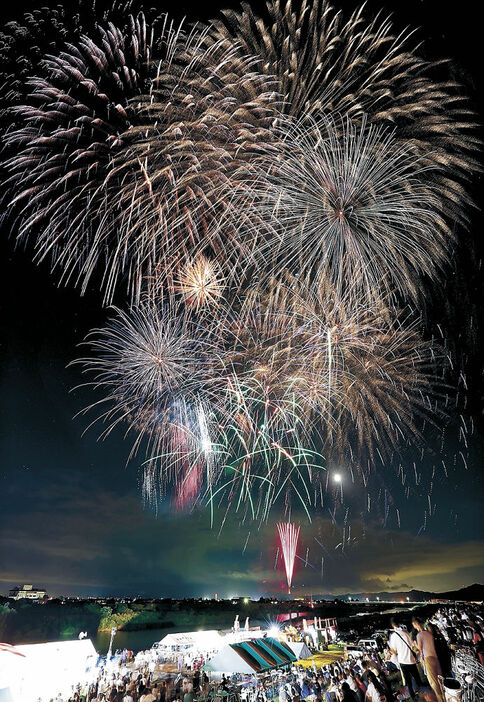 夜空と小矢部川を彩った花火＝１２日午後８時２５分、高岡市福岡町土屋の土屋親水公園（多重露光）