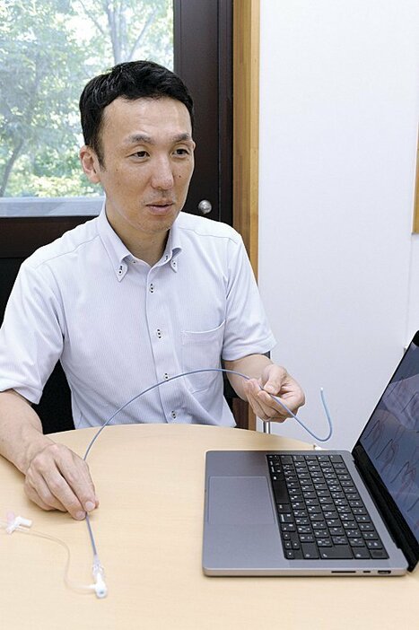 カテーテルによる脳神経血管内治療について語る花岡准教授