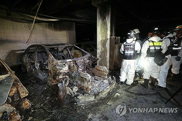 火災は1日午前に仁川市にあるマンションの地下駐車場に止まっていた「EQE」から発生した＝（聯合ニュース）