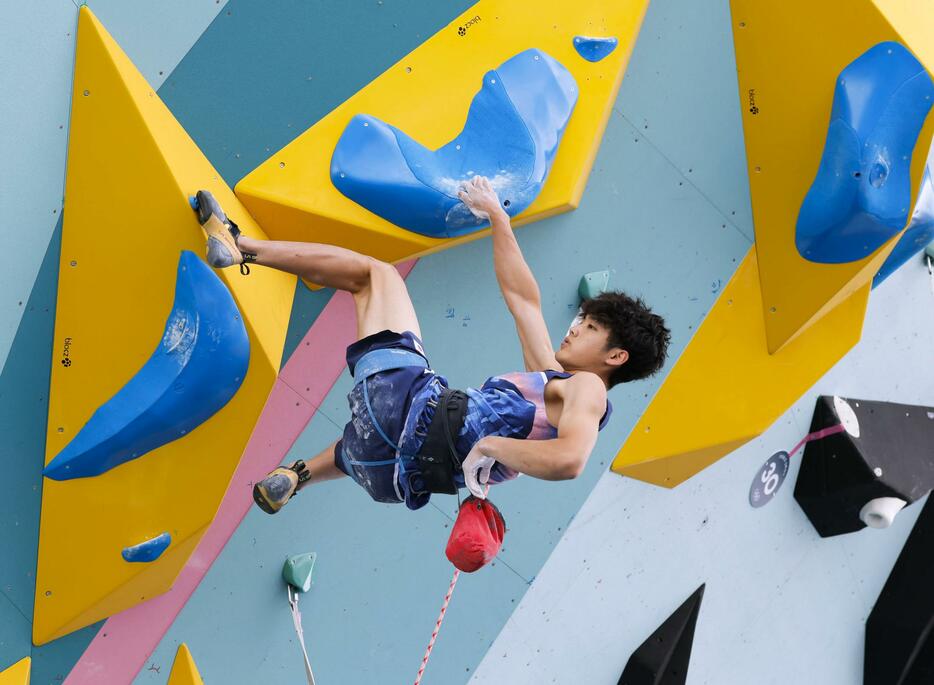 男子複合決勝　安楽宙斗のリード＝パリ郊外（共同）