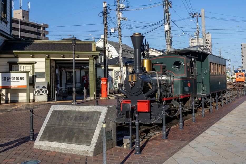 伊予鉄道「坊っちゃん列車」。市民の足だったSLの蒸気機関をディーゼルエンジンに載せ替えて復元した