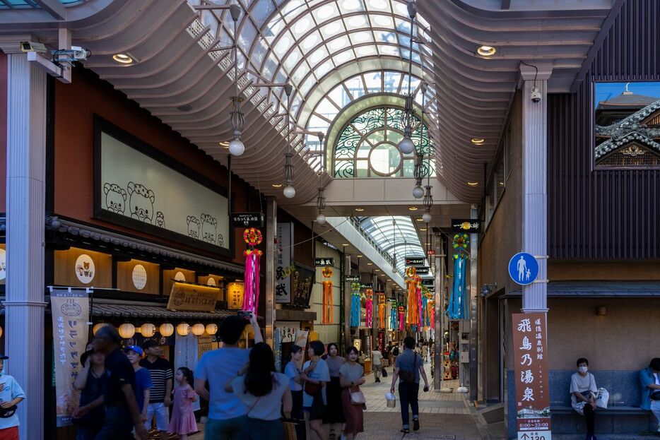 道後温泉駅と道後温泉本館を結ぶアーケード「道後ハイカラ通り」