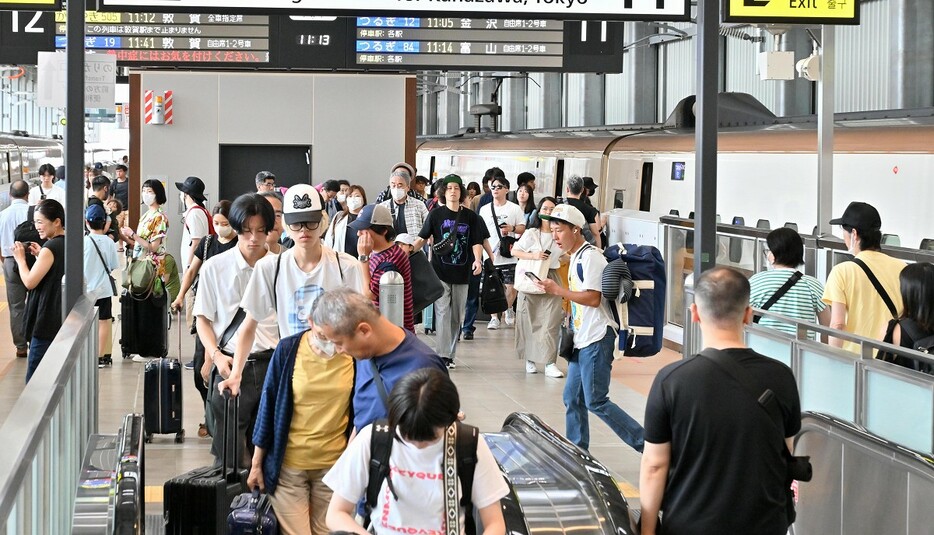 北陸新幹線福井駅のホームに降りる帰省客。お盆期間中の金沢―福井間の利用者数は、前年同期の在来線特急と比べて36％増となった＝8月10日、福井駅