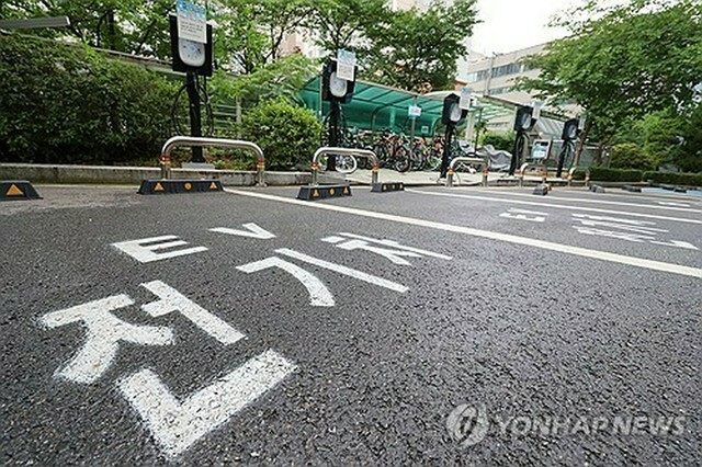 京畿道安養市内のマンション敷地内に設置されたEVの充電施設。同マンションは入居者代表会議を通じ充電設備を地下駐車場ではなく地上に設置することを決めた＝（聯合ニュース）