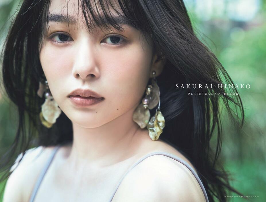 「桜井日奈子10周年記念写真集 鴇色 特装版」に付く「桜井日奈子永久保存版カレンダー」のビジュアル