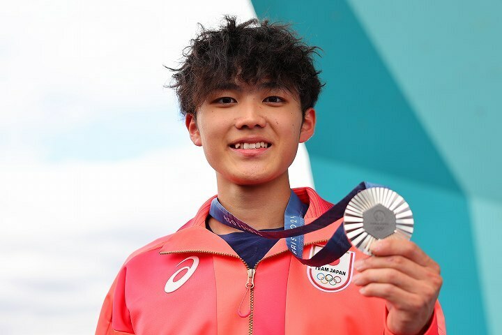 日本男子として初の銀メダルを獲得した安楽。17歳とは思えないインタビューの受け答えが話題だ。(C) Getty Images