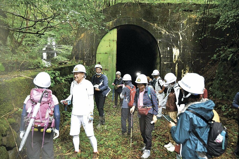 旧国鉄篠ノ井線の廃線敷にある小仁熊トンネルを徒歩で抜けてきた参加者