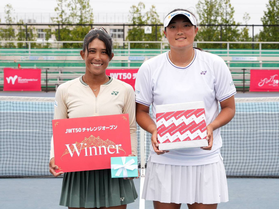 「W15札幌JWT50チャレンジオープン」（北海道・平岸庭球場）の女子シングルスで優勝を飾った秋田史帆（テニスラウンジ／左）と準優勝のイ・ウンヘ（韓国）（@JWT50）