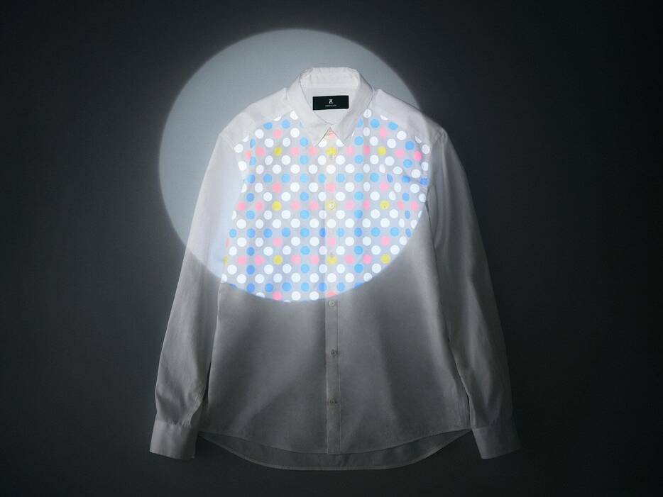 スポットライトを当てると、模様が浮かびあがるシャツ　DRESS UP CAMERA SHIRTS(REFLECTOR)　￥35,200（税込）