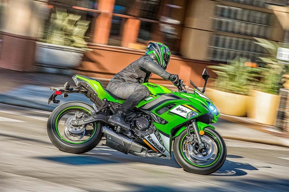 パラツインの扱いやすいエンジンでZX-6Rと差別化するNinja650。ETC2.0を標準装備しているのも嬉しい。