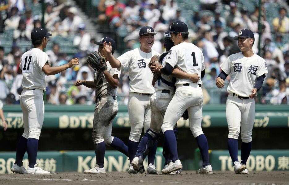 金足農に勝利し、喜ぶ村上（1）ら西日本短大付ナイン＝甲子園