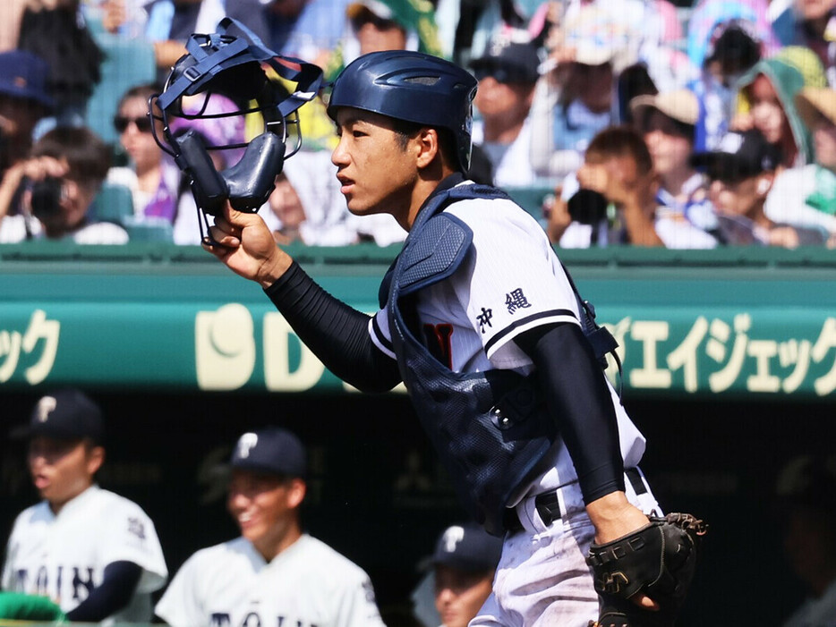 大阪桐蔭戦に「４番・捕手」で出場した興南の1年生・丹羽蓮太　photo by Ohtomo Yoshiyuki