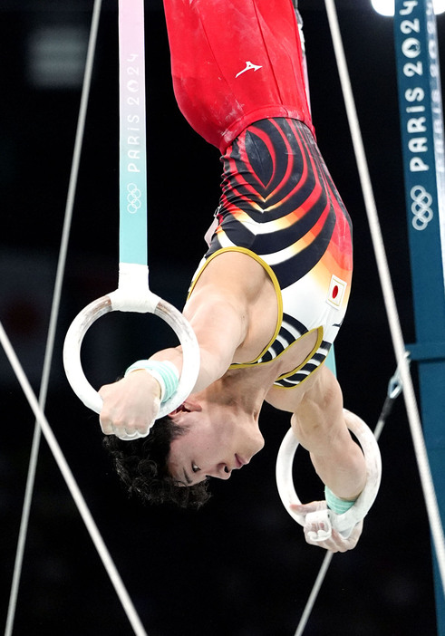 男子個人総合決勝　岡慎之助のつり輪＝パリ（共同）