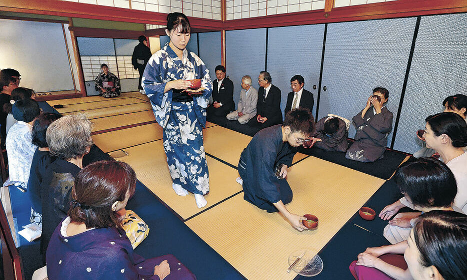 金大茶道部の初々しいもてなしを楽しむ来場者＝３１日午前１０時２０分、金沢市の時雨亭